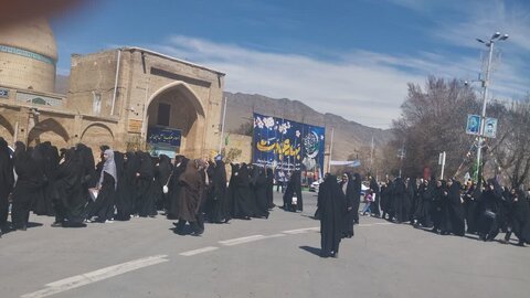 تصاویر/راهپیمایی روز قدس با حضور طلاب مدرسه علمیه حضرت زینب (س)آستانه