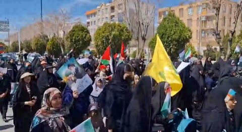 تصاویر/راهپیمایی روز قدس با حضور طلاب مدرسه علمیه حضرت زینب (س)آستانه