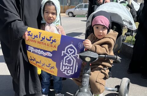 تصاویر/راهپیمایی روز قدس با حضور طلاب مدرسه علمیه حضرت زینب (س)آستانه