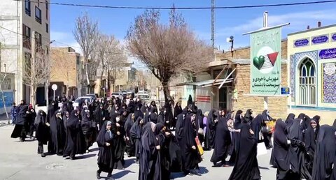 تصاویر/راهپیمایی روز قدس با حضور طلاب مدرسه علمیه حضرت زینب (س)آستانه