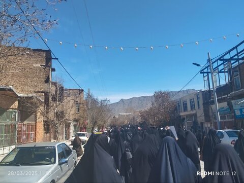 تصاویر/راهپیمایی روز قدس با حضور طلاب مدرسه علمیه حضرت زینب (س)آستانه