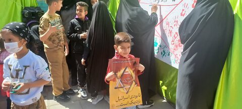 تصاویر/راهپیمایی روز قدس با حضور طلاب مدرسه علمیه حضرت زینب (س)آستانه