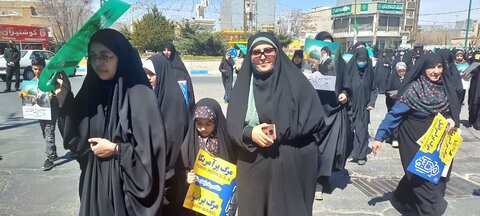 تصاویر/راهپیمایی روز قدس با حضور طلاب مدرسه علمیه حضرت زینب (س)آستانه