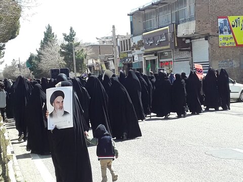 تصاویری از حضور پرشور طلاب مدرسه علمیه صدیقه طاهره غرق آباد در راهپیمایی روز قدس