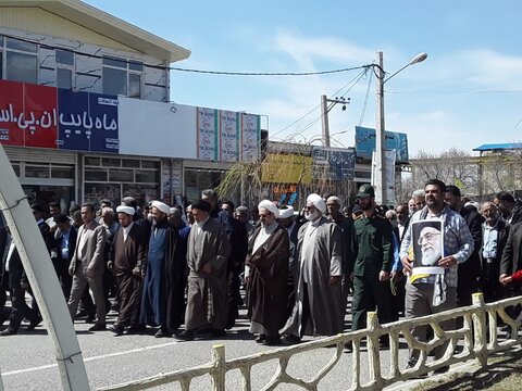 تصاویری از حضور پرشور طلاب مدرسه علمیه صدیقه طاهره غرق آباد در راهپیمایی روز قدس