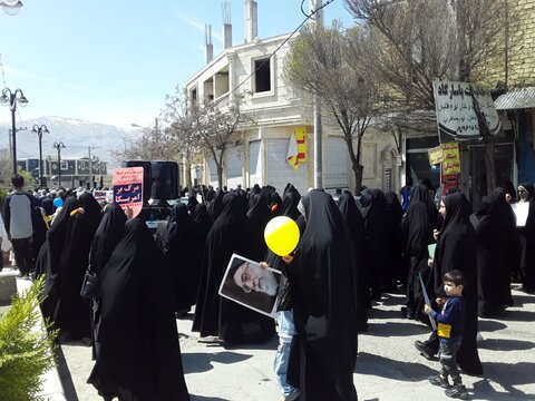 تصاویری از حضور پرشور طلاب مدرسه علمیه صدیقه طاهره غرق آباد در راهپیمایی روز قدس