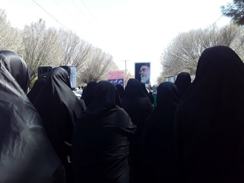 تصاویری از حضور پرشور طلاب مدرسه علمیه صدیقه طاهره غرق آباد در راهپیمایی روز قدس