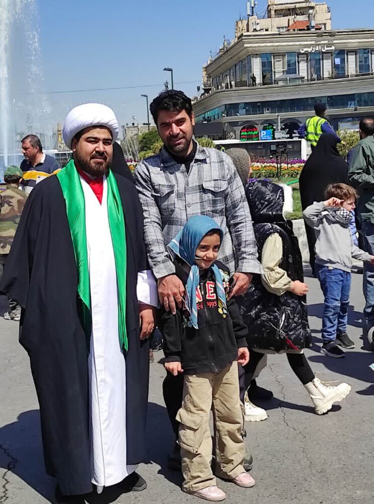 پوشش متفاوت یک روحانی در راهپیمایی روز قدس