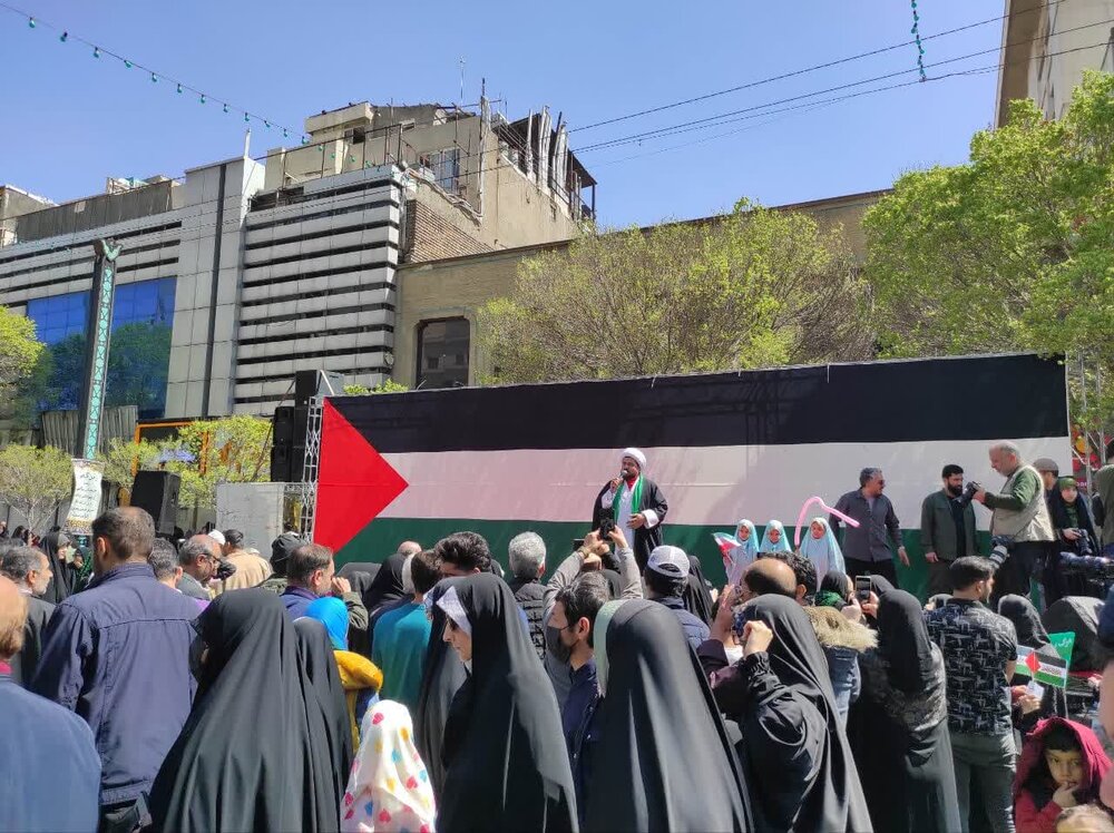 پوشش متفاوت یک روحانی در راهپیمایی روز قدس