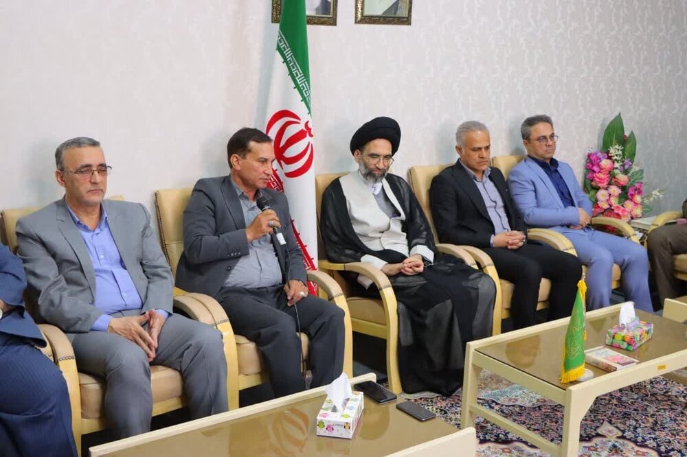 مدیران در نظام اسلامی هم فعالیت تخصصی داشته باشند و هم توسل به خدا و اهل بیت(ع)