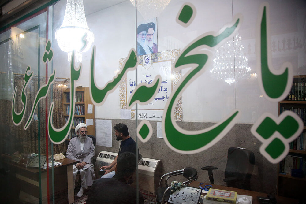 پاسخگویی ۵۱ کارشناس به سؤالات شرعی و اعتقادی زائران در قم