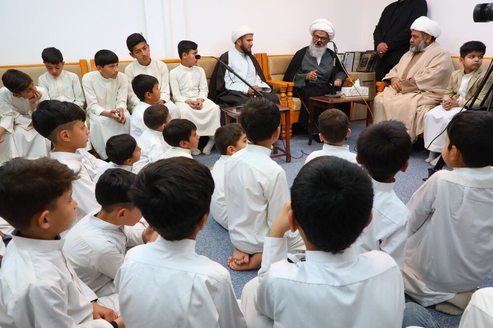 कुरान को अपनाओ और उसके अनुसार अपना जीवन व्यतीत करो