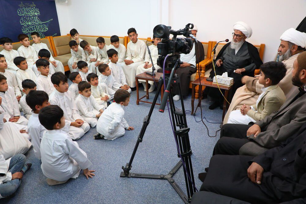 कुरान को अपनाओ और उसके अनुसार अपना जीवन व्यतीत करो