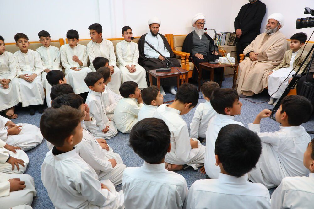 कुरान को अपनाओ और उसके अनुसार अपना जीवन व्यतीत करो