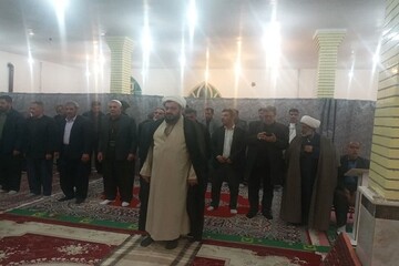 نماز وحدت‌آفرین شیعه و اهل سنت در مساجد کوزران برگزار شد