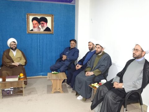 تصاویر نشست امام جمعه چهاریرج با مبلغین