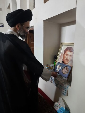 تصاویر/ دیدار نماینده ولی فقیه درکاشان با خانواده شهیدخداگو در روستای ابیانه