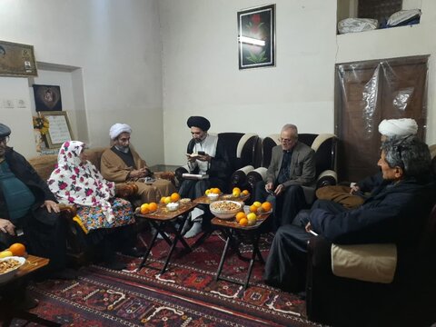 تصاویر/ دیدار نماینده ولی فقیه درکاشان با خانواده شهیدخداگو در روستای ابیانه