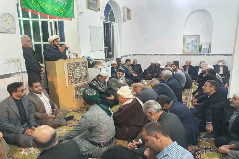 نماز وحدت‌آفرین شیعه و اهل سنت در مساجد کوزران برگزار شد