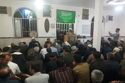 نماز وحدت‌آفرین شیعه و اهل سنت در مساجد کوزران برگزار شد