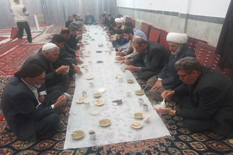 نماز وحدت‌آفرین شیعه و اهل سنت در مساجد کوزران برگزار شد