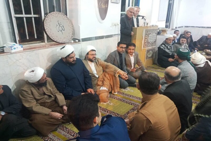 نماز وحدت‌آفرین شیعه و اهل سنت در مساجد کوزران برگزار شد