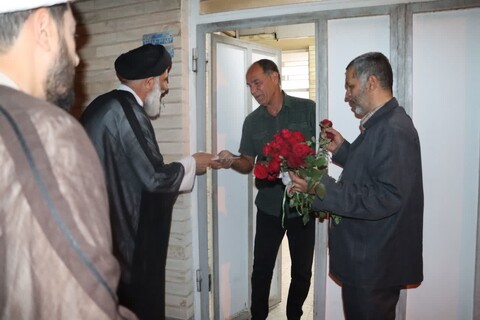 دیدار سرزده عیدانه نماینده ولی فقیه در خوزستان با همسایگان