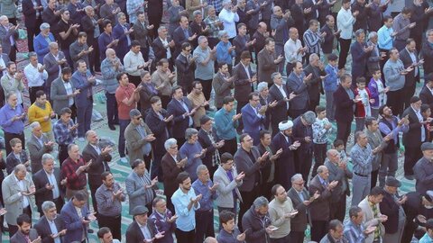 تصاویر/ اقامه نماز عید فطر در آستان مقدس هلال بن علی (ع)