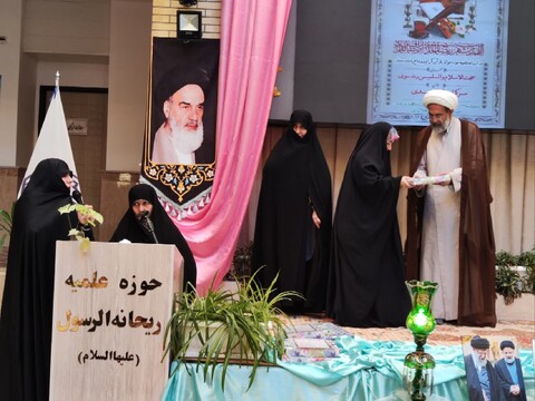 تصاویر/ پایان جمع خوانی قرآن کریم در مدرسه علمیه ریحانه الرسول ارومیه