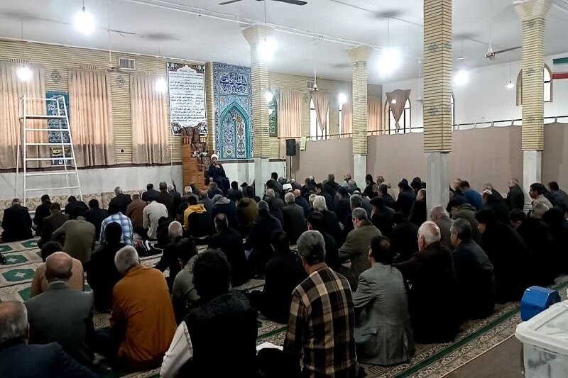 برگزاری نماز عید سعید فطر در مسجد حضرت قمر بنی‌هاشم(ع) کرمانشاه+عکس