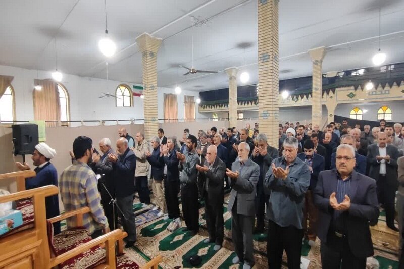 برگزاری نماز عید سعید فطر در مسجد حضرت قمر بنیهاشم(ع) کرمانشاه+عکس