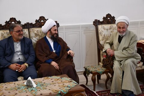 تصاویر/ دیدار امام جمعه شهرستان خوی با سه خانواده شهید