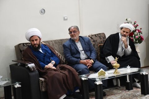 تصاویر/ دیدار امام جمعه شهرستان خوی با سه خانواده شهید