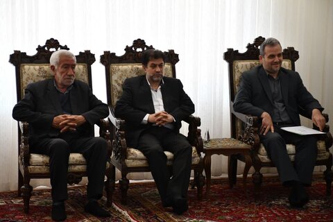 تصاویر/ دیدار امام جمعه شهرستان خوی با سه خانواده شهید