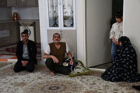 تصاویر/ دیدار امام جمعه شهرستان خوی با سه خانواده شهید