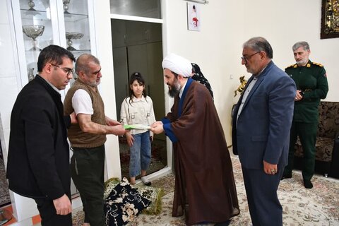 تصاویر/ دیدار امام جمعه شهرستان خوی با سه خانواده شهید