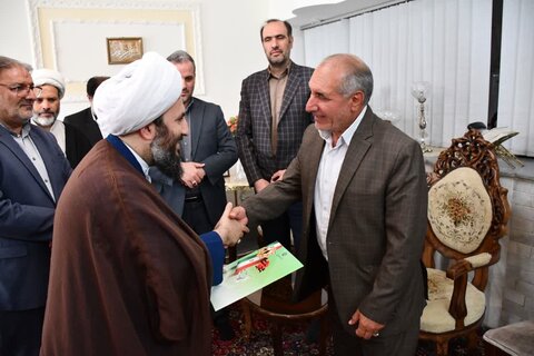 تصاویر/ دیدار امام جمعه شهرستان خوی با سه خانواده شهید