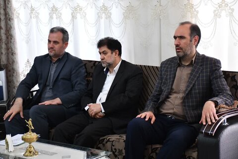 تصاویر/ دیدار امام جمعه شهرستان خوی با سه خانواده شهید