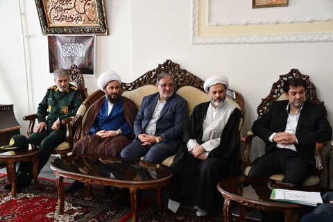 تصاویر/ دیدار امام جمعه شهرستان خوی با سه خانواده شهید