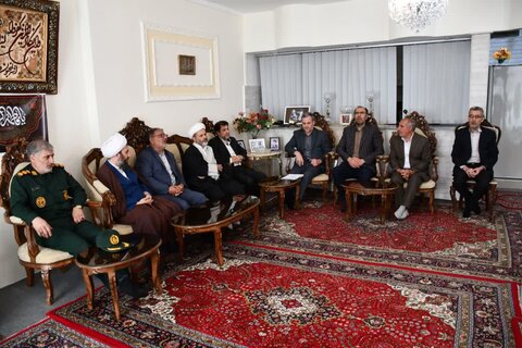 تصاویر/ دیدار امام جمعه شهرستان خوی با سه خانواده شهید