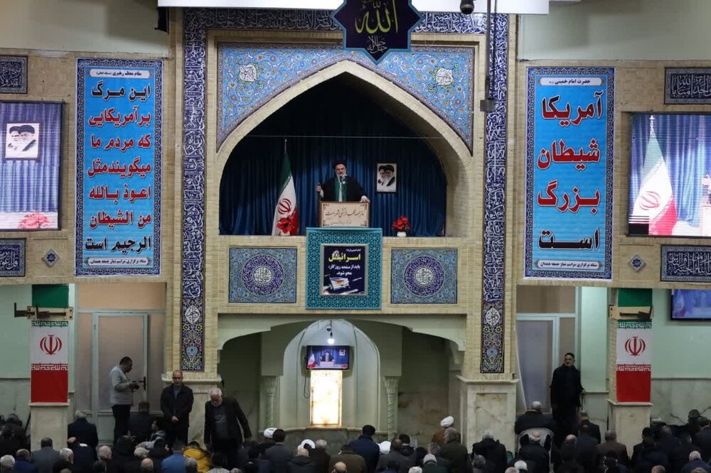 حضور رهبر معظم انقلاب در مراسم عاشورای حسینی، شکوه و عظمت نظام و رهبری را به نمایش گذاشت