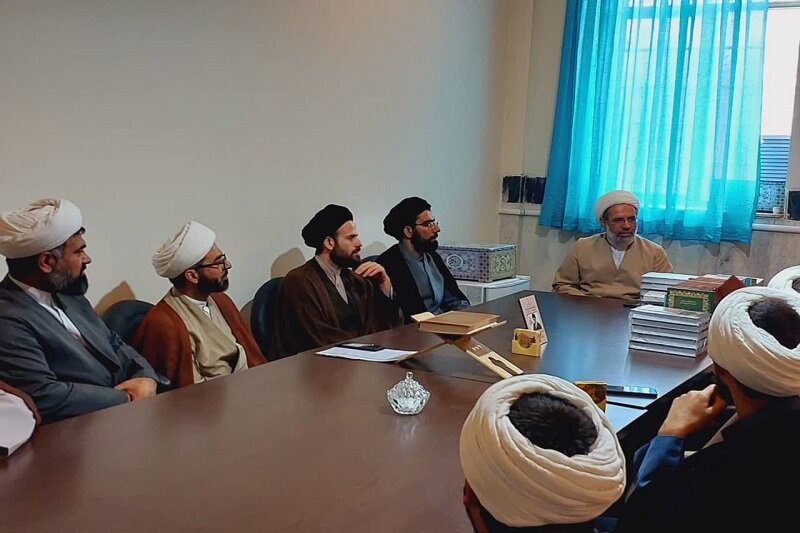 دیدار نوروزی مدیر و اساتید مدرسه علمیه امام خمینی(ره) کرمانشاه با مدیر حوزه علمیه استان+تصاویر