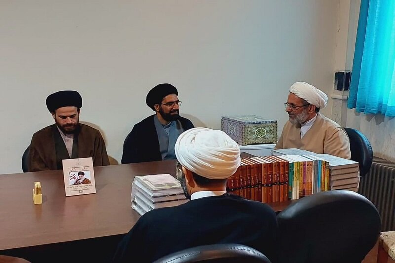 دیدار نوروزی مدیر و اساتید مدرسه علمیه امام خمینی(ره) کرمانشاه با مدیر حوزه علمیه استان+تصاویر