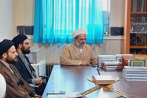 دیدار نوروزی مدیر و اساتید مدرسه علمیه امام خمینی(ره) کرمانشاه با مدیر حوزه‌ علمیه استان+ عکس