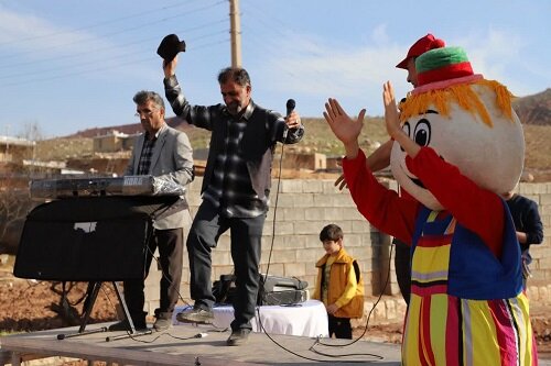 اجرای برنامه‌های فرهنگی در روستای سیل‌زده داربدره کرمانشاه+ تصاویر