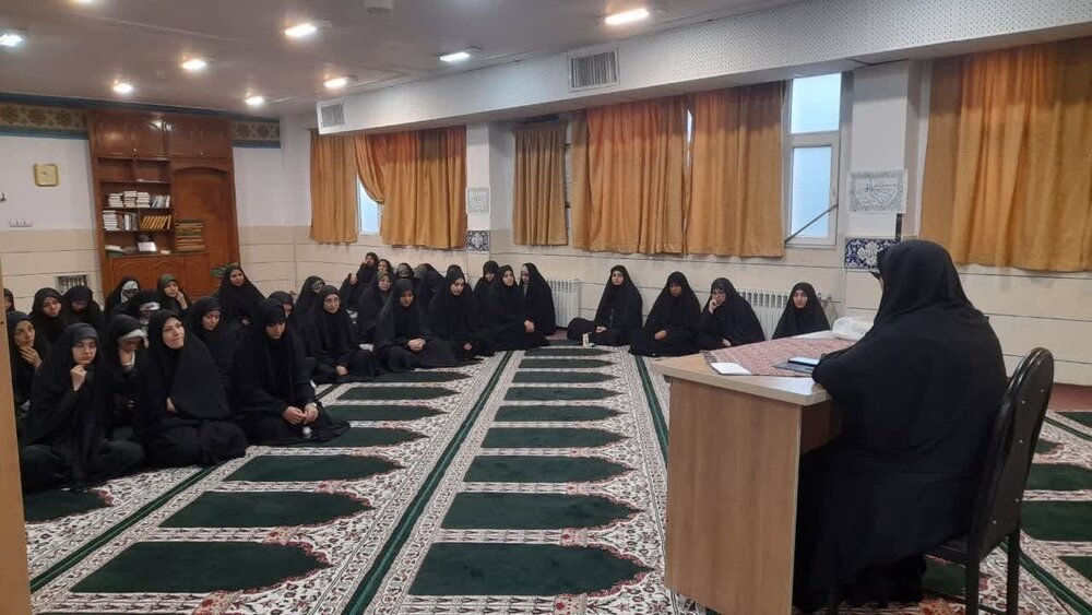 تأکید بر خودسازی و ارشاد در نشست اخلاقی مدرسه علمیه فاطمه الزهرا (س) ساوه+ عکس
