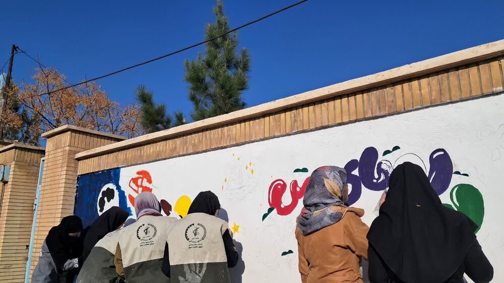 رنگ‌آمیزی مدارس مناطق کم برخوردار توسط بانوان جهادگر قمی
