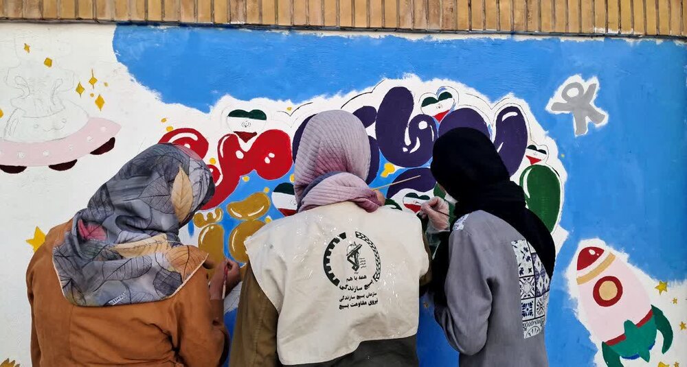 رنگآمیزی مدارس مناطق کم برخوردار توسط بانوان جهادگر قمی
