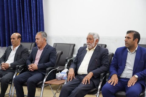 تصاویر دیدار تعدادی از بزرگان شهرستان سلسله با نماینده ولی فقیه در لرستان