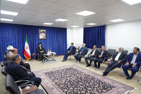 تصاویر دیدار تعدادی از بزرگان شهرستان سلسله با نماینده ولی فقیه در لرستان